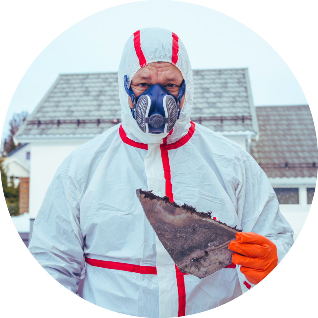 Ansatt i verneutstyr som gjennomfører asbestkartlegging